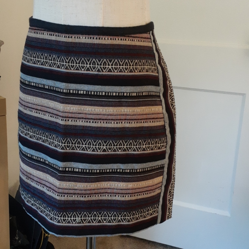 Short Textured Woven Skirt